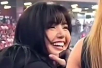 Lisa mặc áo thương hiệu Việt đi xem show Taylor Swift