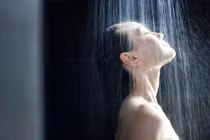 Tắm mỗi ngày một lần hay tắm mỗi tuần một lần, cách nào tốt?