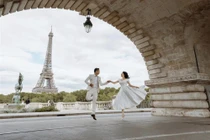 Phan Hiển "thở dài" vì ship thiệp cưới 2 tuần chưa xong