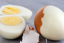 Luộc trứng đơn giản, thêm miếng này vào nồi, tách vỏ dễ như chơi
