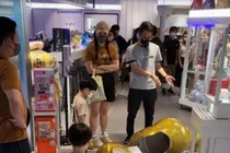 Cậu bé làm vỡ tượng đồ chơi hơn 6.500 USD ở Hong Kong