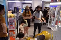 Cậu bé làm vỡ tượng đồ chơi hơn 6.500 USD ở Hong Kong