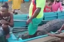 Người dân vây bắt, mổ bụng cá sấu, kinh hoàng với thứ tìm thấy