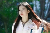 Vẻ đẹp thuần khiết năm 17 tuổi 'gây bão' của Lưu Diệc Phi