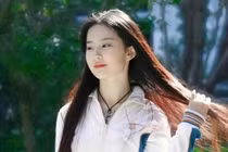 Vẻ đẹp thuần khiết năm 17 tuổi 'gây bão' của Lưu Diệc Phi