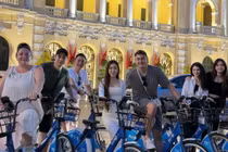 Gia đình Đặng Văn Lâm du xuân ở TP.HCM