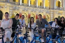 Gia đình Đặng Văn Lâm du xuân ở TP.HCM