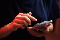 Điều bất thường trong tin nhắn ngọt ngào chồng gửi cho tôi