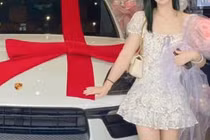 Hot girl Trung Quốc bị ném đá vì khoe sắm xe sang