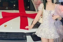 Hot girl Trung Quốc bị ném đá vì khoe sắm xe sang