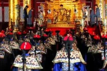 Quan nhà Thanh phủi tay áo trước khi hành lễ có ý nghĩa gì?