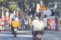 Chở nhau giữa phố, cặp đôi có hành động lạ khiến dân tình thốt lên...