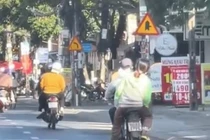 Chở nhau giữa phố, cặp đôi có hành động lạ khiến dân tình thốt lên...