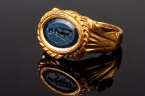 Tìm thấy nhẫn vàng 1.800 năm tuổi khắc hình thần Vệ nữ