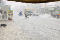 Đón trận mưa "vàng", nhiều tuyến đường ở TP HCM ngập úng