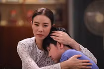 Đi làm xa về thăm 2 con, thấy ảnh mình dán kín tường