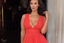 Nữ MC gây sốt với đầm nửa kín, nửa hở