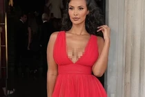 Nữ MC gây sốt với đầm nửa kín, nửa hở