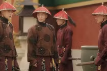 Vì sao thị vệ mang kiếm nhưng vua điềm tĩnh không lo bị ám sát?