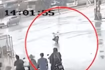 Video: Sợ hãi xe máy không người lái lao vun vút trên đường