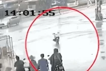Video: Sợ hãi xe máy không người lái lao vun vút trên đường