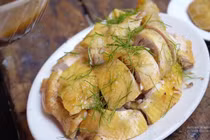 Luộc gà ngon, thịt ngọt, da giòn sần sật nhớ cho thêm thứ này