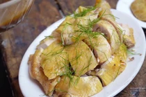 Luộc gà ngon, thịt ngọt, da giòn sần sật nhớ cho thêm thứ này