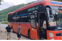 CSGT Đà Nẵng hỗ trợ gia đình cháu nhỏ bị nhà xe bỏ rơi 