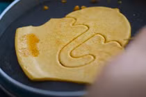 Video: Cách làm món kẹo đường trong phim "Squid Game"