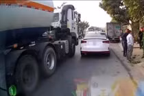 Video: Sai lầm “tối kỵ” khi gặp xe đầu kéo 