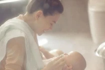 Hà Hồ tiết lộ lí do chỉ cho các con mặc đồ trắng 