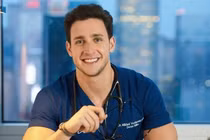 "Bác sĩ quyến rũ nhất" bị chỉ trích khi chuyển sang làm võ sĩ