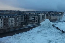 Video: Những con sóng cao hơn tòa nhà 3 tầng ở Pháp