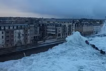 Video: Những con sóng cao hơn tòa nhà 3 tầng ở Pháp