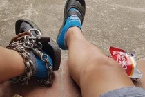 Chàng trai tự cột xích vào chân làm quà tặng mẹ 8/3