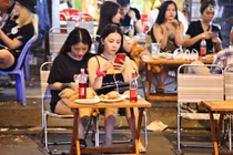 Video: Quán bar, vũ trường ở Bùi Viện chuyển sang bán cà phê, thức ăn 