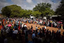 Hàng nghìn người Sri Lanka xếp hàng dài mua xăng, khí đốt