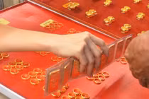 Giá vàng hôm nay 21/10: Vọt lên rồi đột ngột giảm mạnh