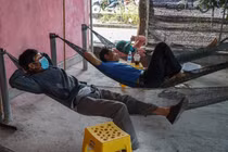 Mắc mùng ngủ chờ làm hồ sơ trước văn phòng đất đai ở Cam Lâm