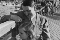 Biểu cảm “lạ” của trùm phát xít Hitler chụp ảnh với trẻ em