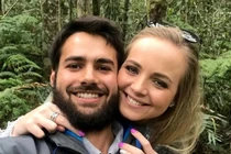 Cặp vợ chồng chết khỏa thân dưới vòi hoa sen