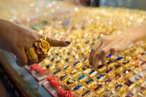 Giá vàng hôm nay 4/8: Vàng chao đảo, tăng vọt rồi lao dốc