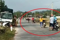 Hàng loạt xe máy dắt bộ khi gặp 'chốt' CSGT