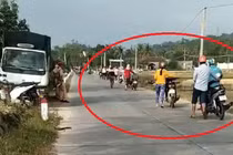 Hàng loạt xe máy dắt bộ khi gặp 'chốt' CSGT