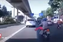 Nữ ‘ninja quần hồng’ xin sang đường bằng…chân 