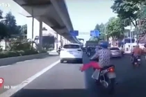 Nữ ‘ninja quần hồng’ xin sang đường bằng…chân 