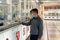 Cận tết, bến xe vắng vẻ, nhân viên bán vé ngồi không chờ khách