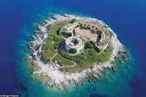 12 hòn đảo bỏ hoang đẹp và đáng sợ trên thế giới