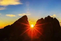 Ngắm bình minh 3 lần/ngày tại ngôi làng kỳ lạ nhất thế giới