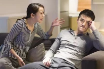 Mua quà tặng mẹ chồng nhưng vừa quay đi bà đã ném vào thùng rác